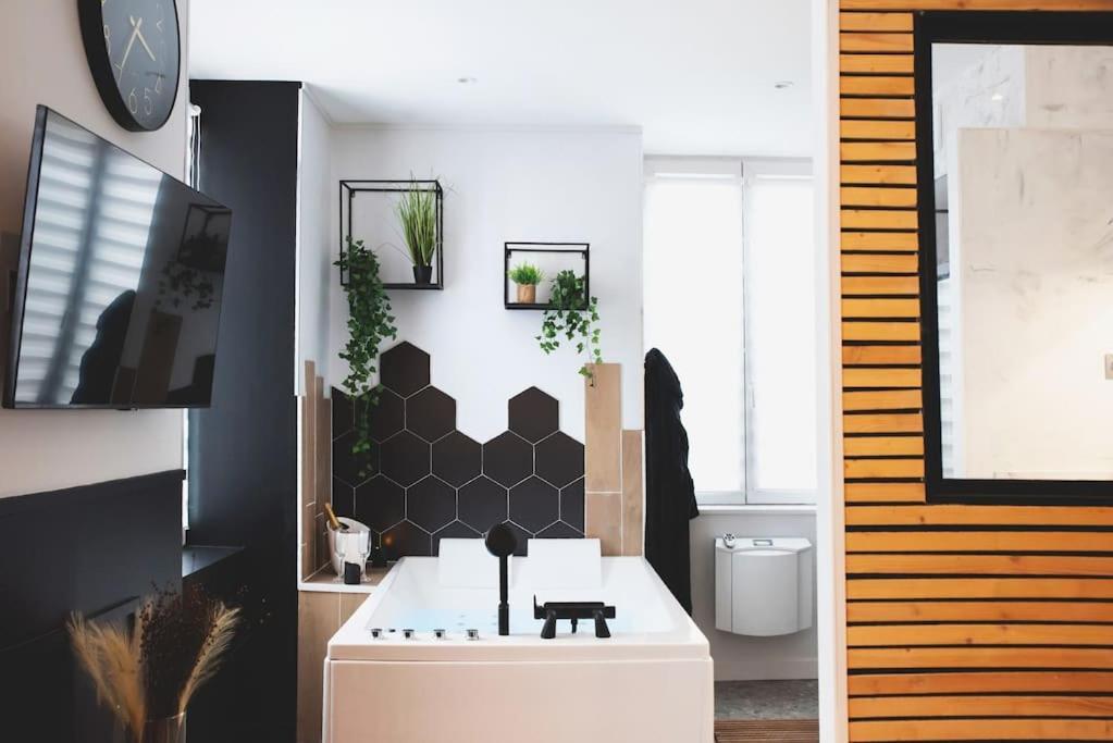 Love Room, La Douce Angevine Анже Екстериор снимка