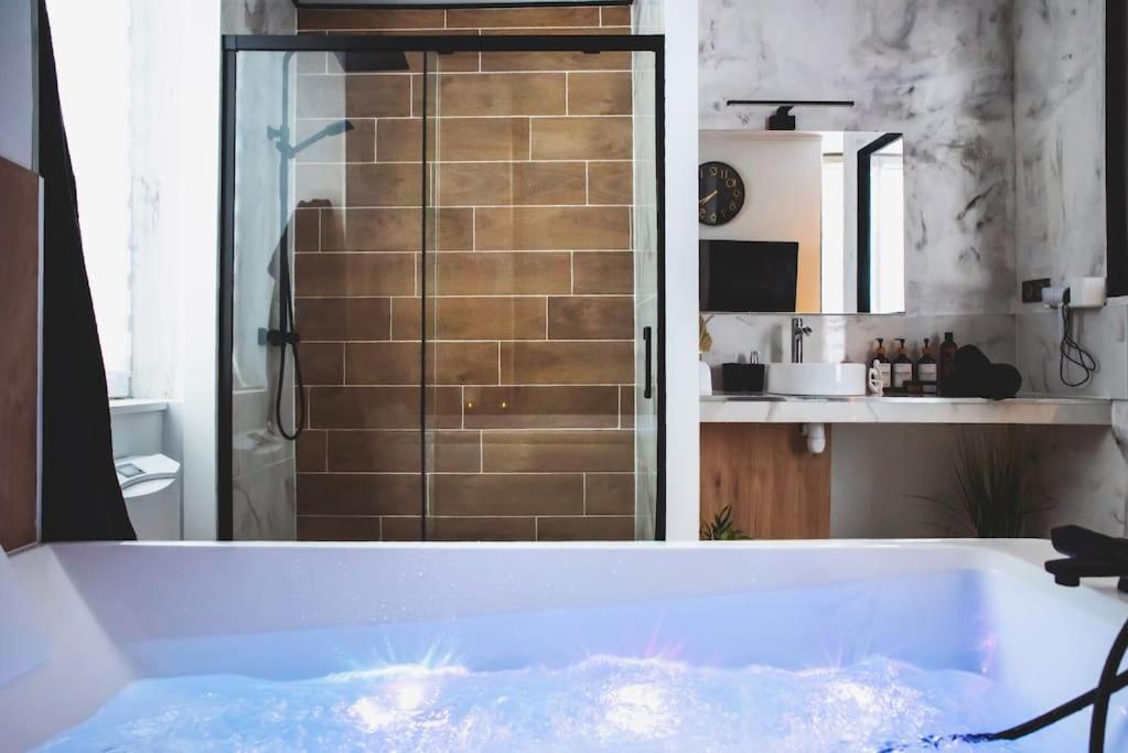 Love Room, La Douce Angevine Анже Екстериор снимка