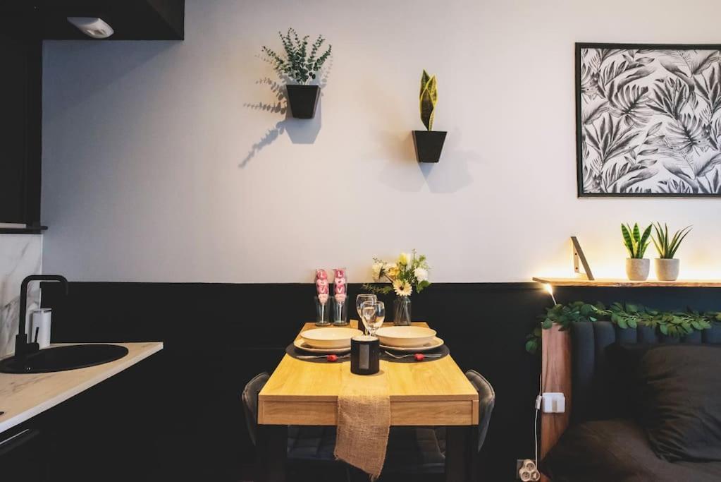 Love Room, La Douce Angevine Анже Екстериор снимка
