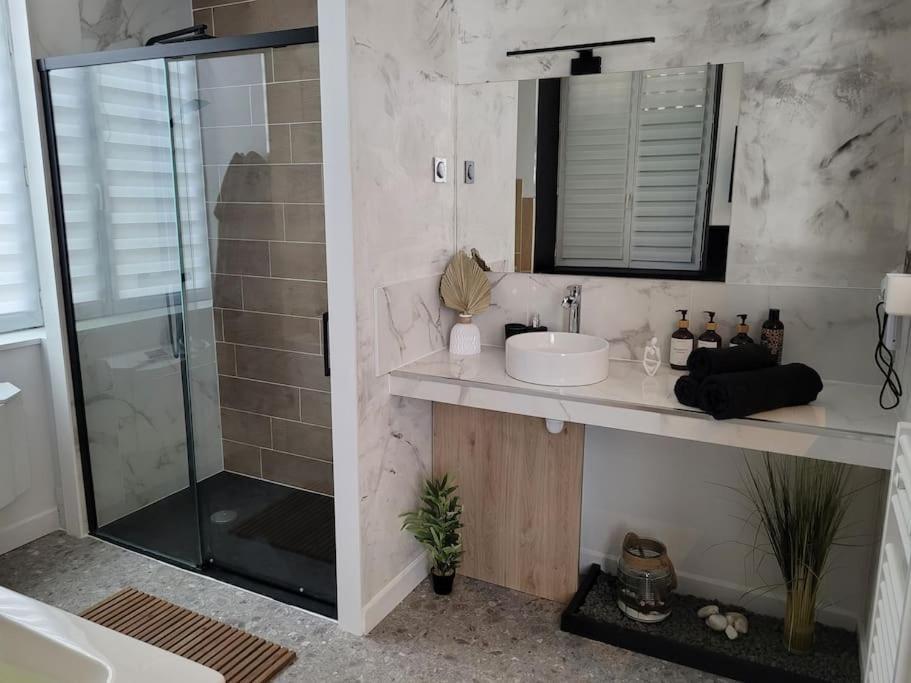 Love Room, La Douce Angevine Анже Екстериор снимка